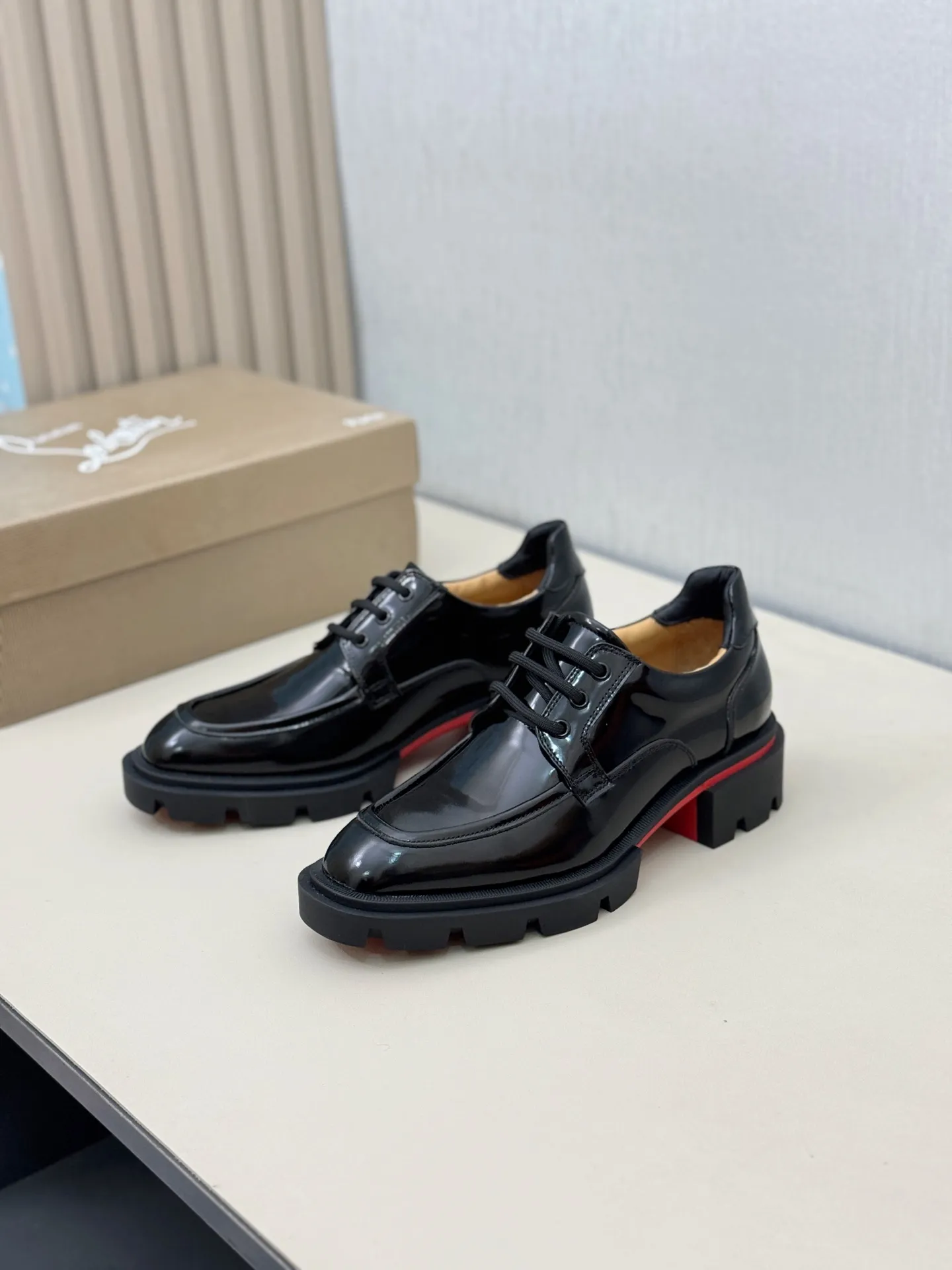 [CL～High-end men’s red-soled shoes] Top P: 880💰. Size: 39-44 (38.45.46 can be customized) 🆑Top original order purchasing agent Imported open-edge bead fabric and water-dyed cowhide inside 🉑️ Imported TPU rubber sole, wear-resistant and non-slip, full of European style.